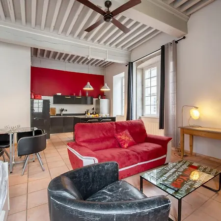 Lovely Spacious Nest In *